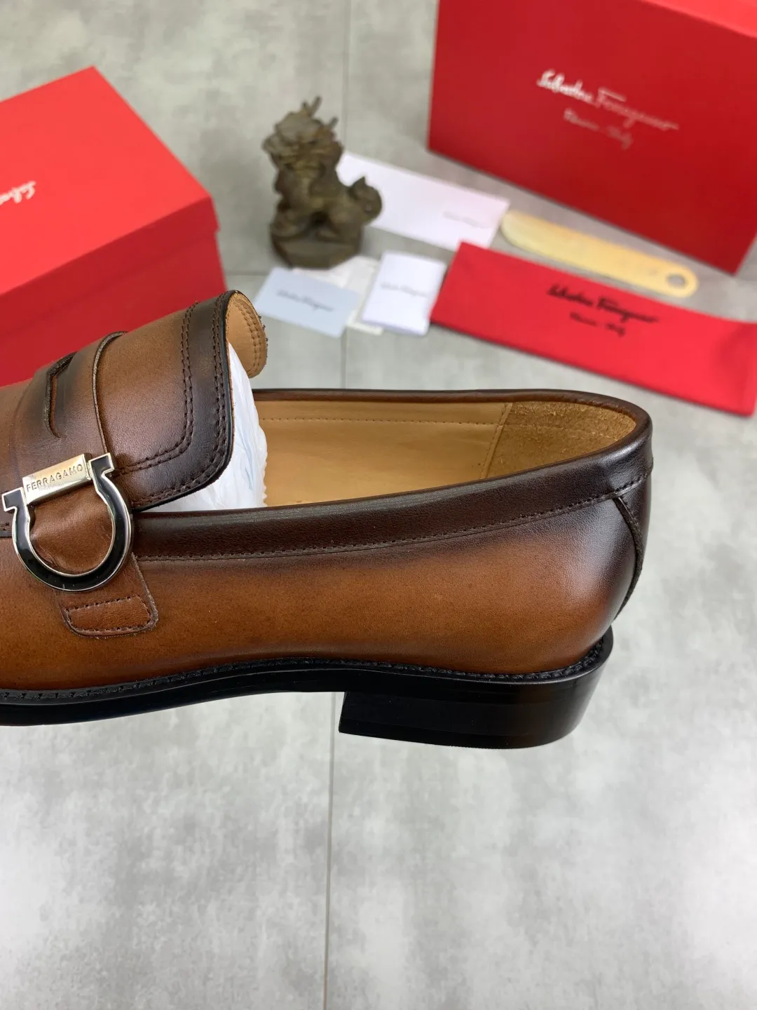 Men's Men's Shoes 💰P562💰[New Style] Water-dyed Niuli 🆘[Salvatore Ferragamo] Ferragamo's latest casual business leather shoes for men! Listed simultaneously! The fabric is made of specially imported original pebbled calfskin, and the lining is made of imported water-dyed cowhide. It is absolutely luxurious and leads the fashion trend. Matching code: 38-44 (45 and 46 can be customized) Black, brown and burgundy colors available